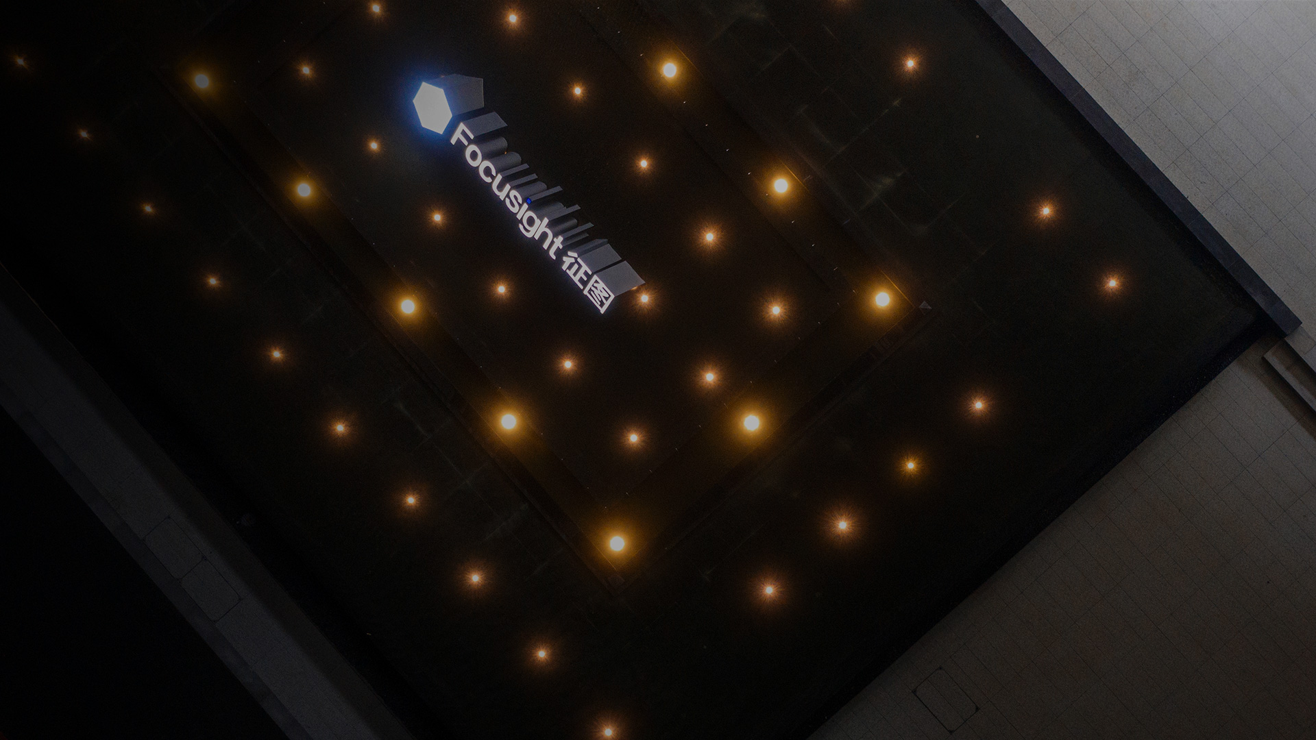 Machine vision + AI<br>
World-class precise inspection